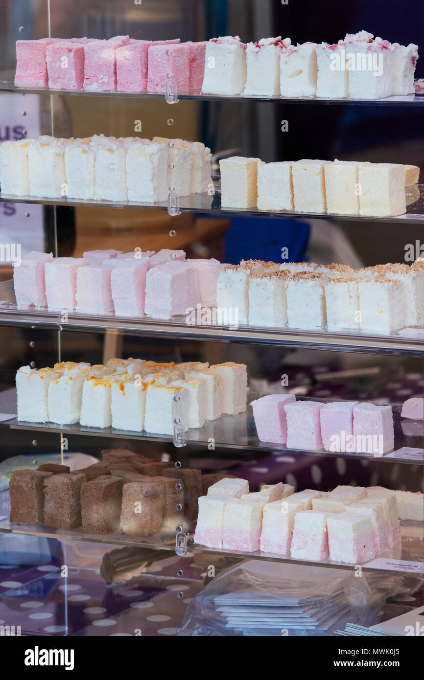 Marshmallow fatti a mano per la vendita ad un festival di cibo. Oxfordshire, Inghilterra Foto Stock