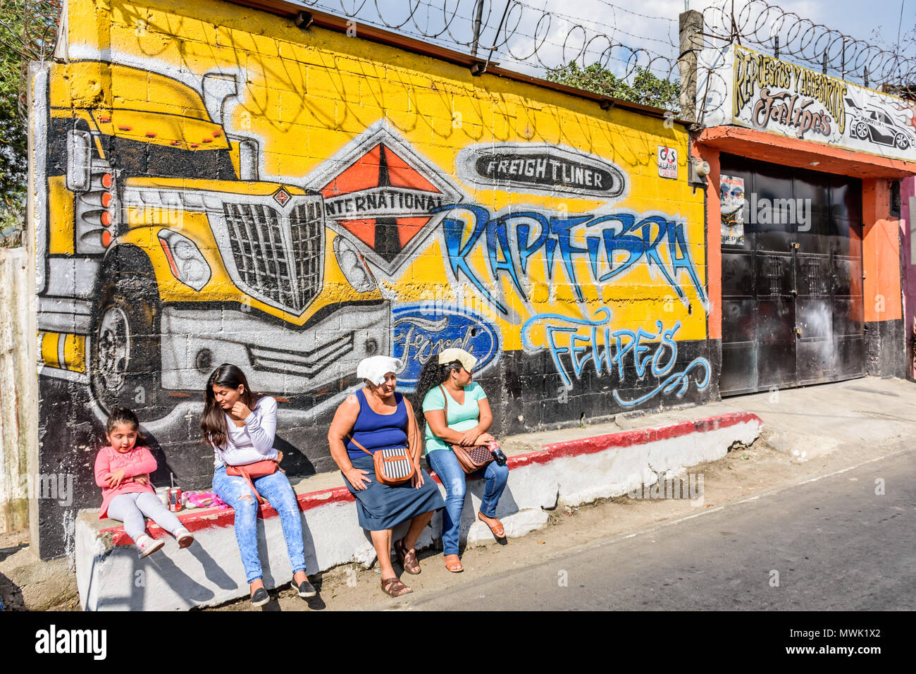 Cuidad Vieja,, Guatemala - 7 Dicembre 2017: locali attendere per la parata celebrando la Nostra Signora dell Immacolata Concezione giorno in città vicino a Antigua Foto Stock