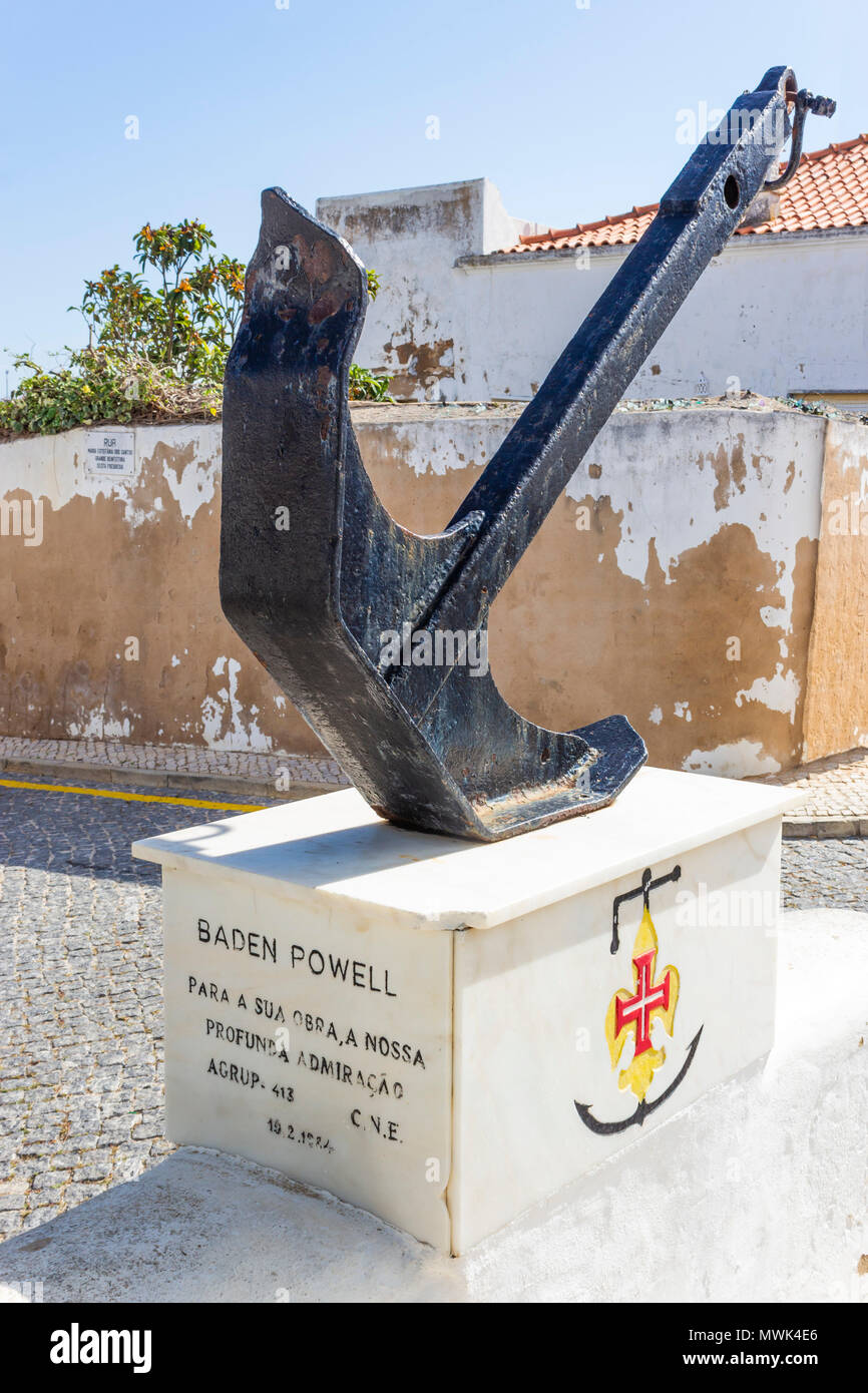 Ferragudo, lagoa, algarve, portogallo. Un monumento commemorativo dedicato a Lord Baden Powell che si trova di fronte alla facciata nord della Igreja de Nossa Senhora da Conceição nel villaggio di pescatori di Ferragudo. Lieutenant-General Robert Stephenson Smyth Lord Baden-Powell, Primo Barone Baden-Powell, 1857 - 1941). Ufficiale dell'esercito britannico, scrittore, fondatore e primo Capo Scout del Boy Scout Association e fondatore della ragazza Guide. Foto Stock