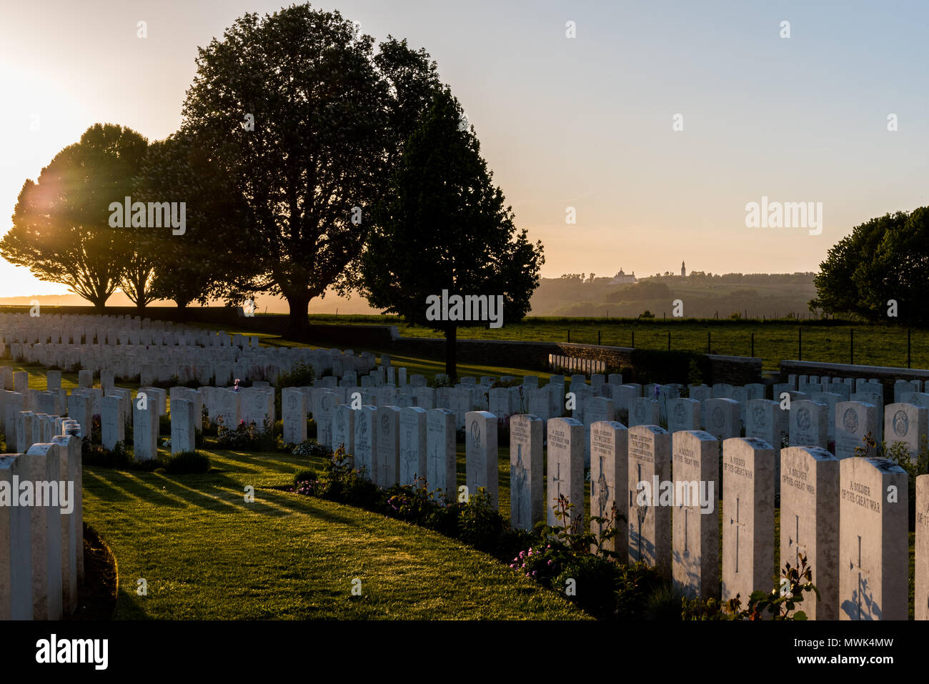 Il cabaret Rouge British cimitero di guerra al tramonto, Souchez vicino a Arras, nel nord della Francia Foto Stock