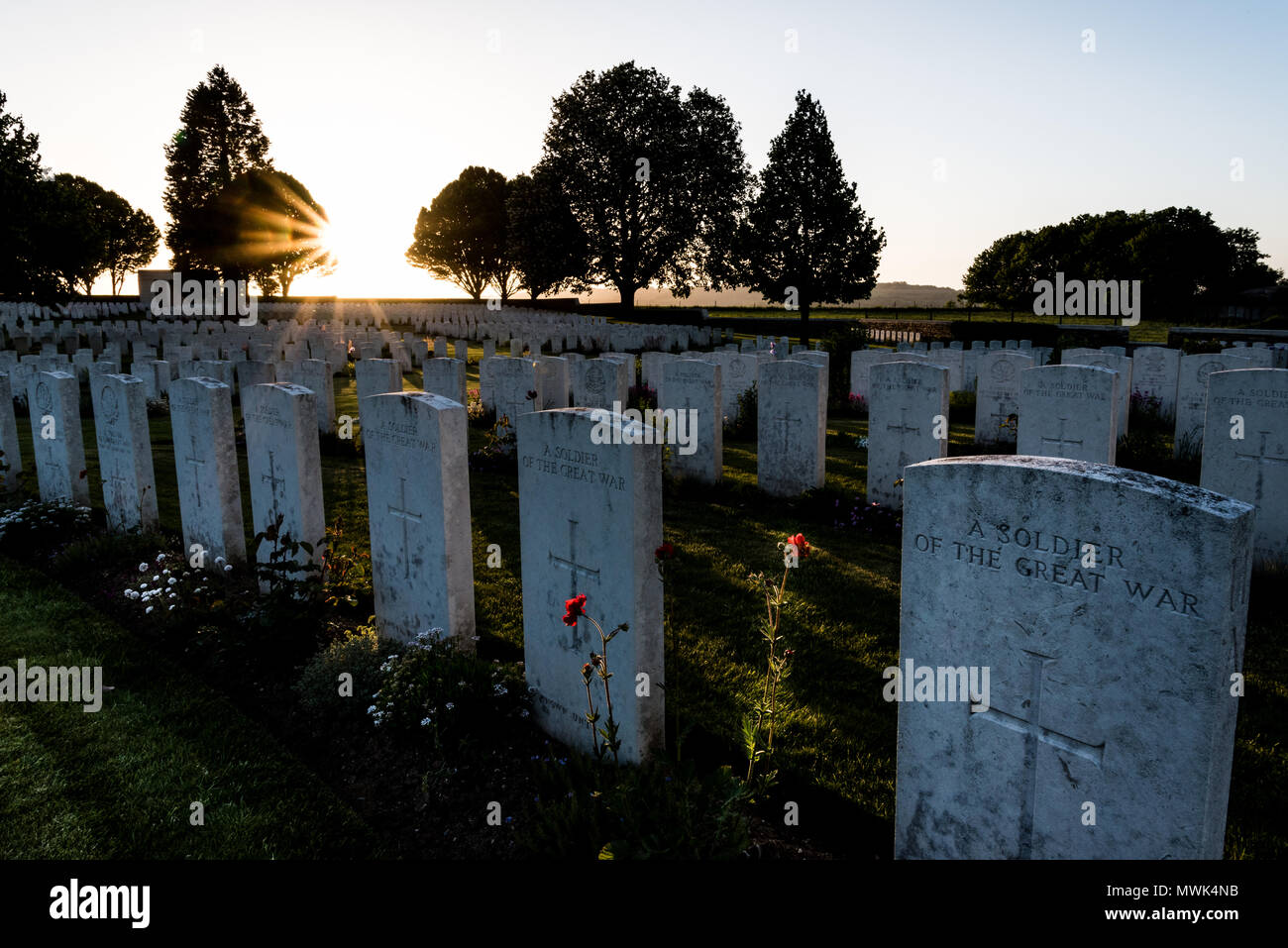 Il cabaret Rouge British cimitero di guerra al tramonto, Souchez vicino a Arras, nel nord della Francia Foto Stock