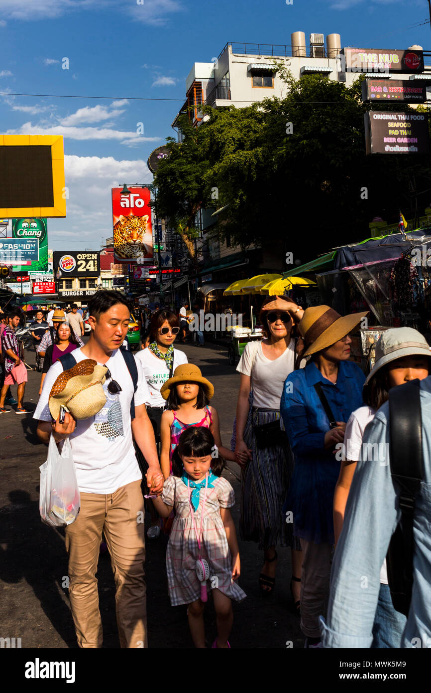 Backpackers e turisti in Khaosan Road, quartiere di Banglamphu. Foto Stock