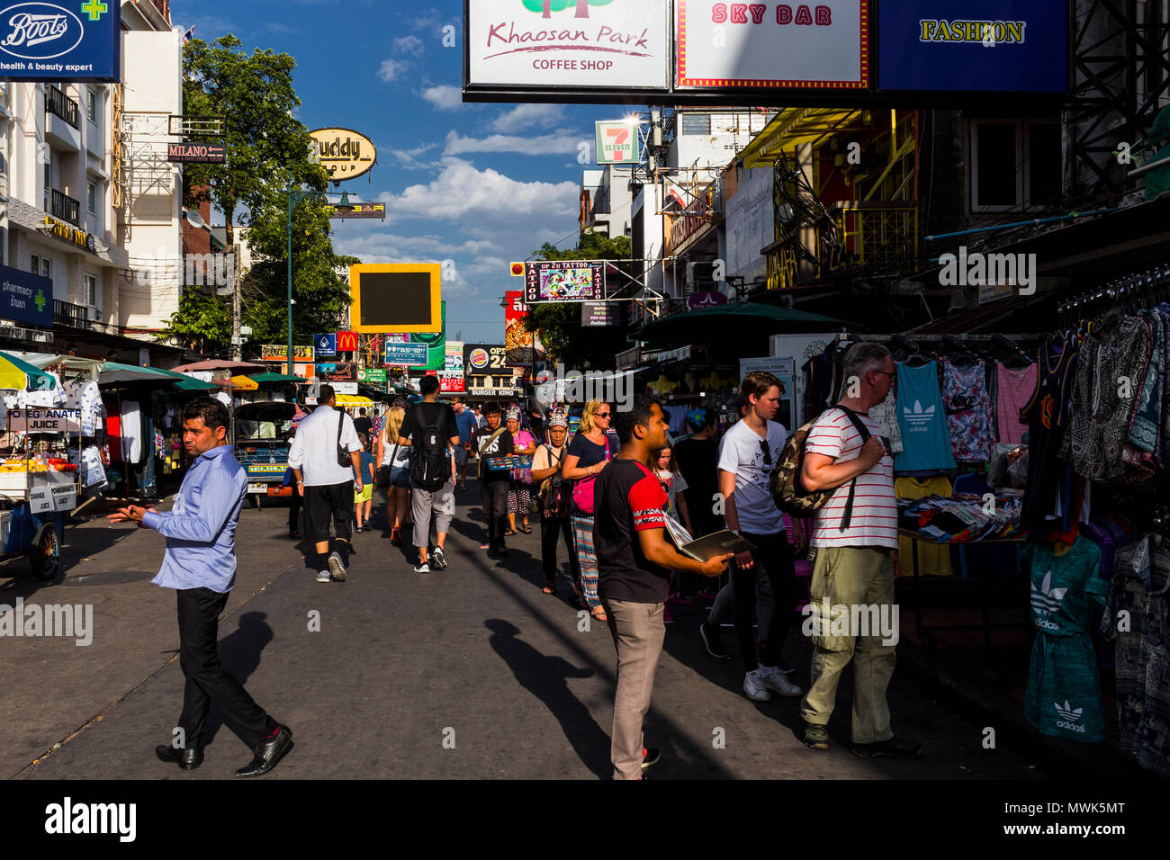 Backpackers e turisti in Khaosan Road, quartiere di Banglamphu. Foto Stock