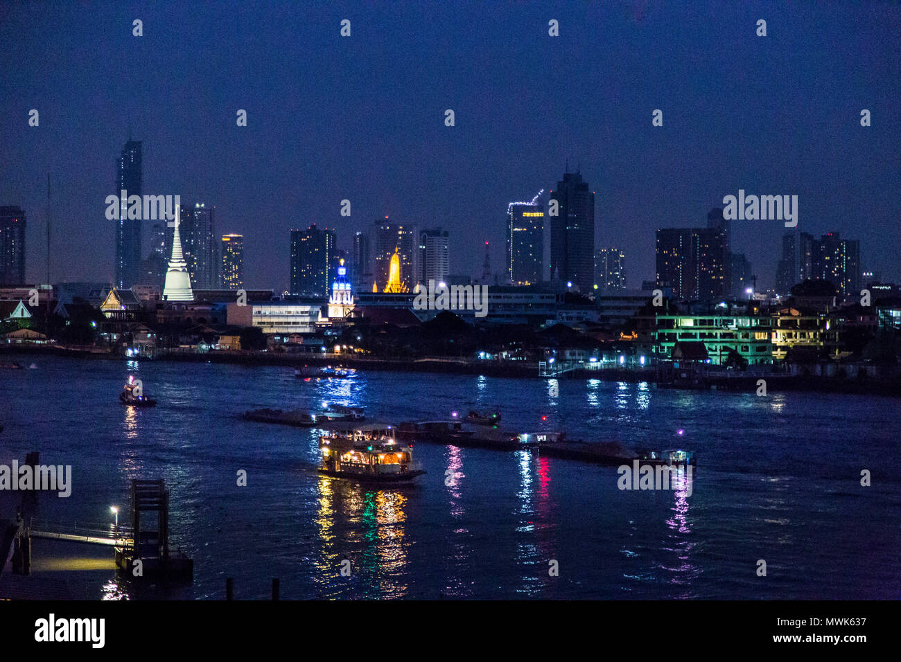 Tramonto a Bangkok con del Fiume Chao Praya e sullo skyline della città Foto Stock