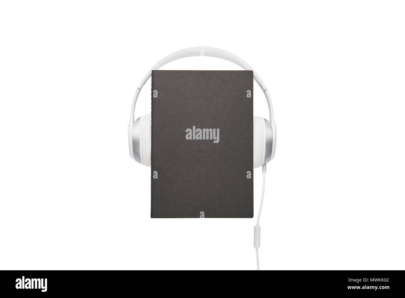 Audio libro concetto. Libro nero e bianco set di cuffie isolato su sfondo bianco con copia spazio. Foto Stock