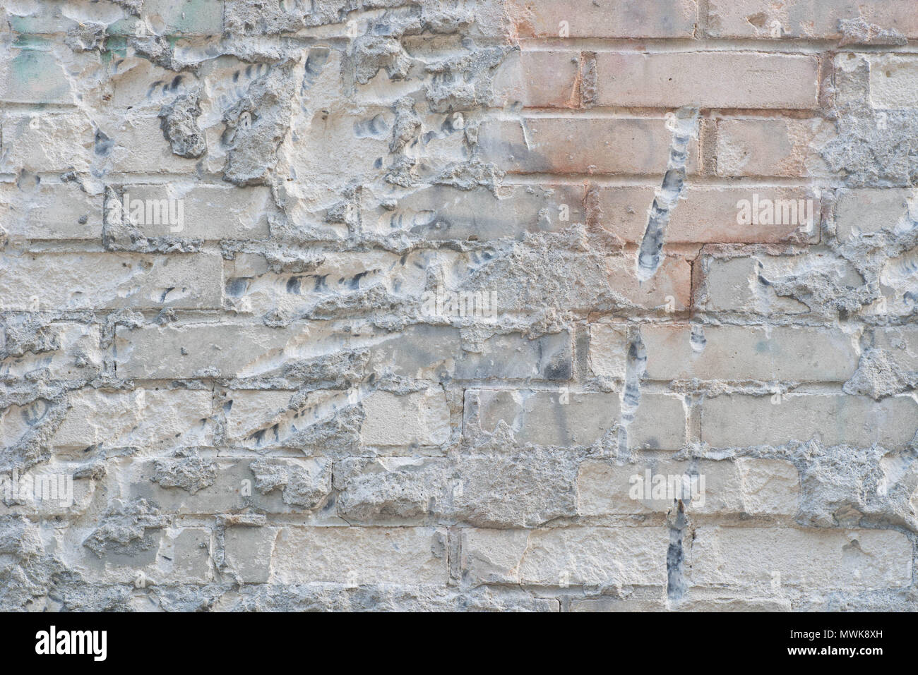 Il vecchio obsoleto weathered bianco muro di mattoni Foto Stock