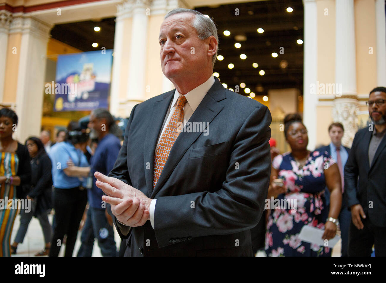 Philadelphia, Stati Uniti. Dal 01 Giugno, 2018. Mayor Jim Kenney visiti la Please Touch Museum nella città di Fairmount Park per celebrare il primo anno completo della sua universale di pre-scuola materna programma, PHLpreK. Il programma è finanziato dal gettito di una tassa controversa sullo zucchero aggiunto di bevande che viene impugnata in Corte da parte degli imbottigliatori e dei dettaglianti. Credito: Michael Candelori/Pacific Press/Alamy Live News Foto Stock