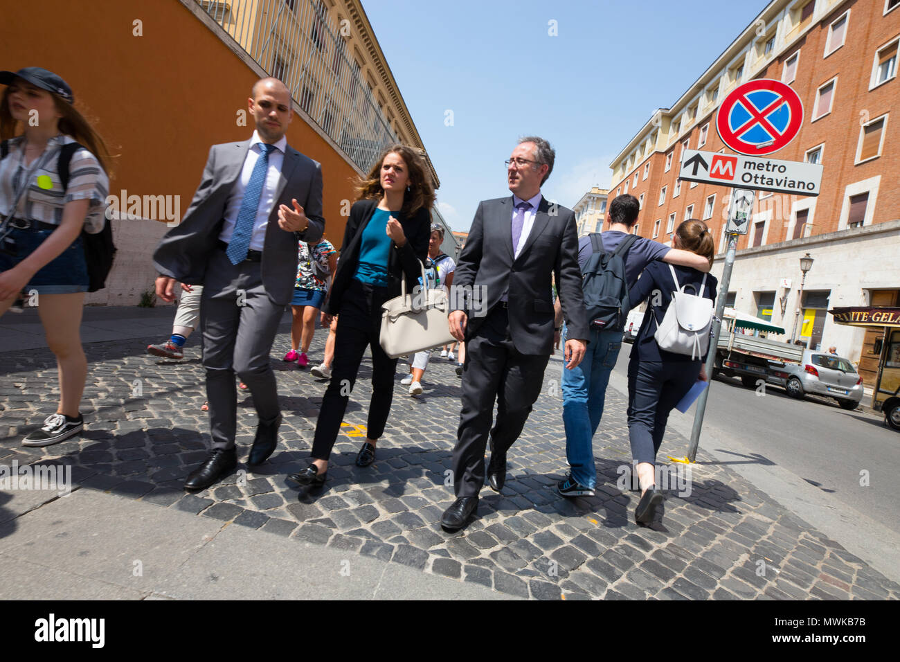 Gruppo di persone a piedi nelle strade della città città Roma Italia. Foto Stock