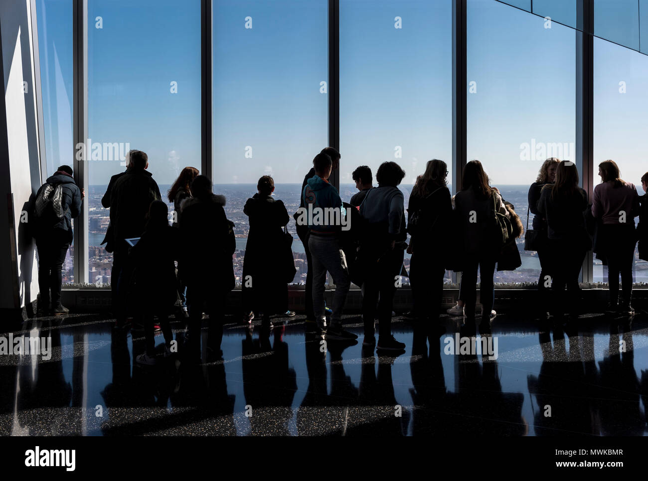 Visitatori al One World Trade Center Observation Deck, New York City, Stati Uniti d'America Foto Stock