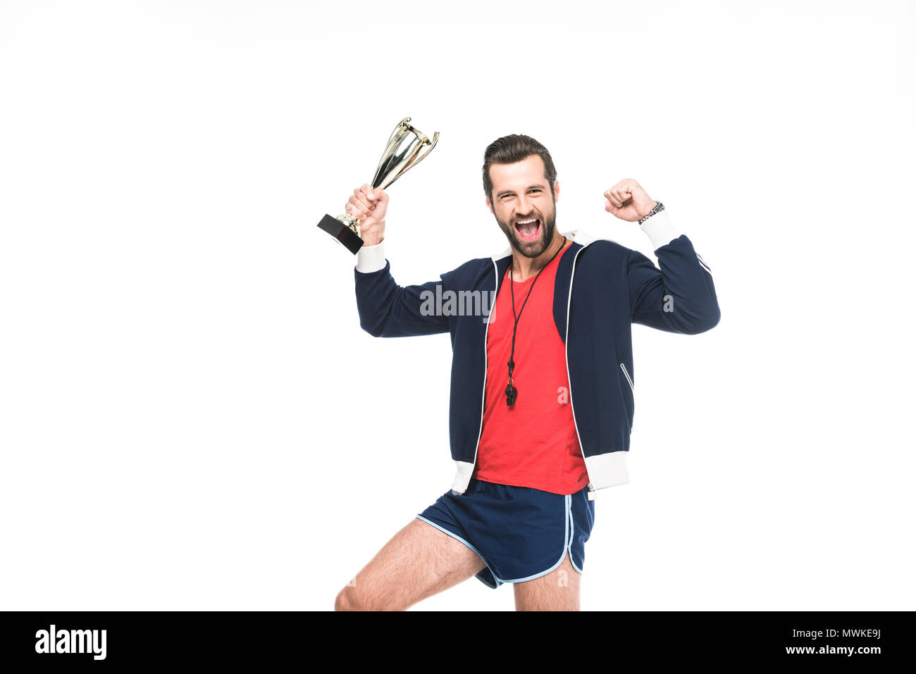 Eccitato allenatore sportivo urla e azienda award, isolato su bianco Foto Stock