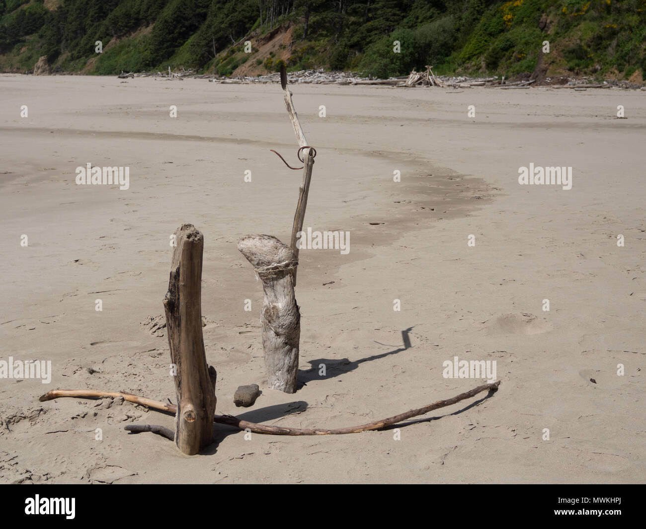 Manmade simboli della religione o rituale sulla spiaggia a mezzaluna Oregon Foto Stock