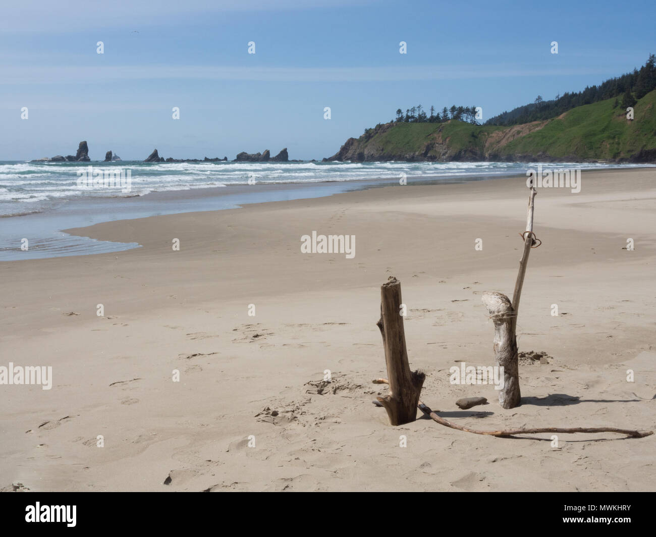 Manmade simboli della religione o rituale sulla spiaggia a mezzaluna Oregon Foto Stock