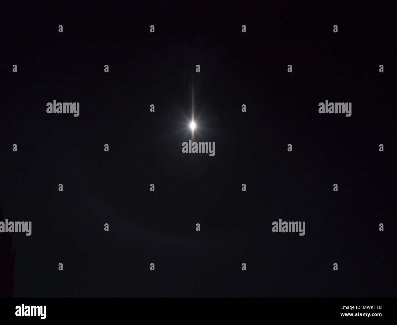 Stella nel cielo con individua di luce è il sole nel primo pomeriggio prese con una apertura molto piccola. Foto Stock