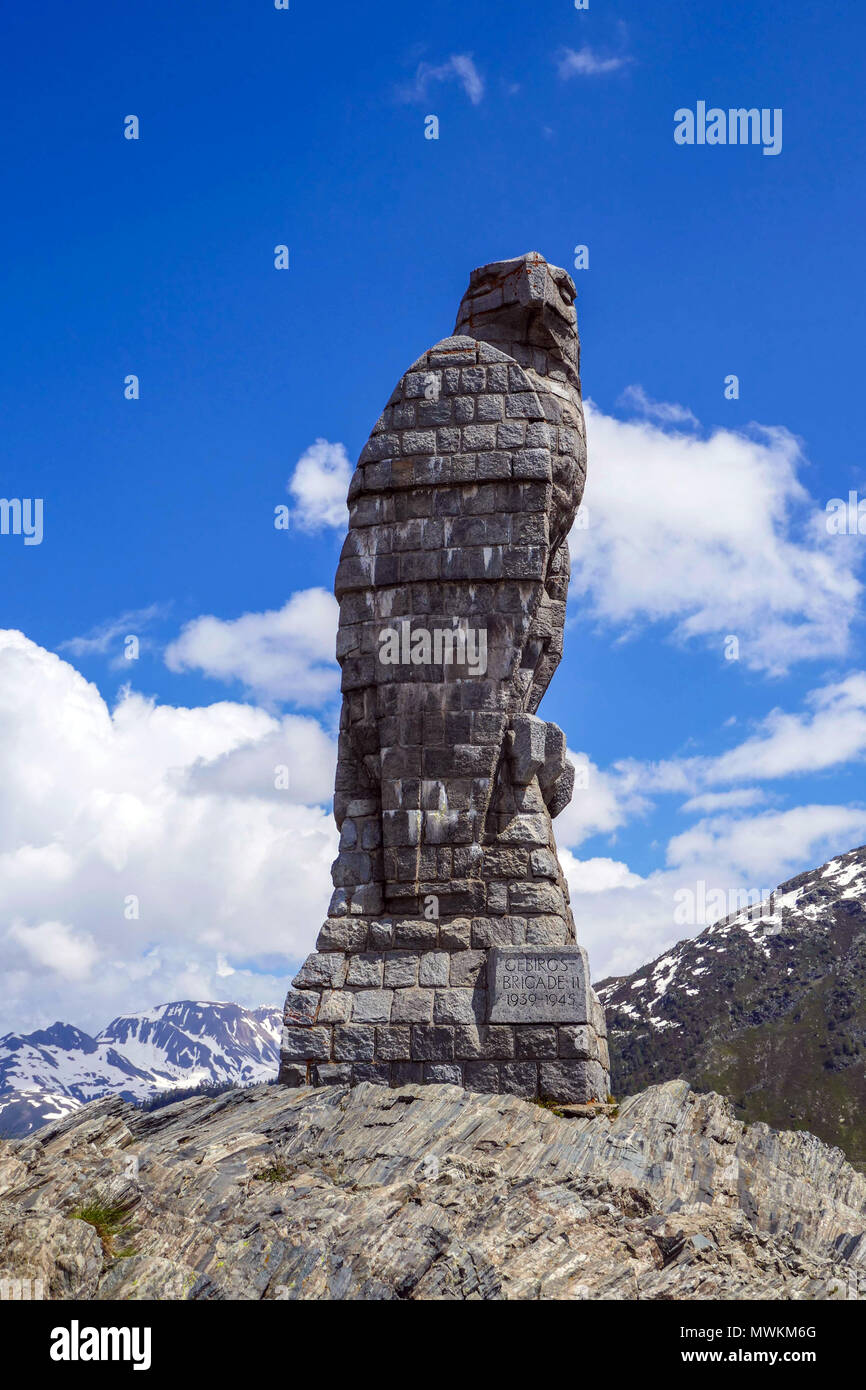 Pietra di granito eagle statua sulla sommità del Passo del Sempione tra Svizzera e Italia Foto Stock