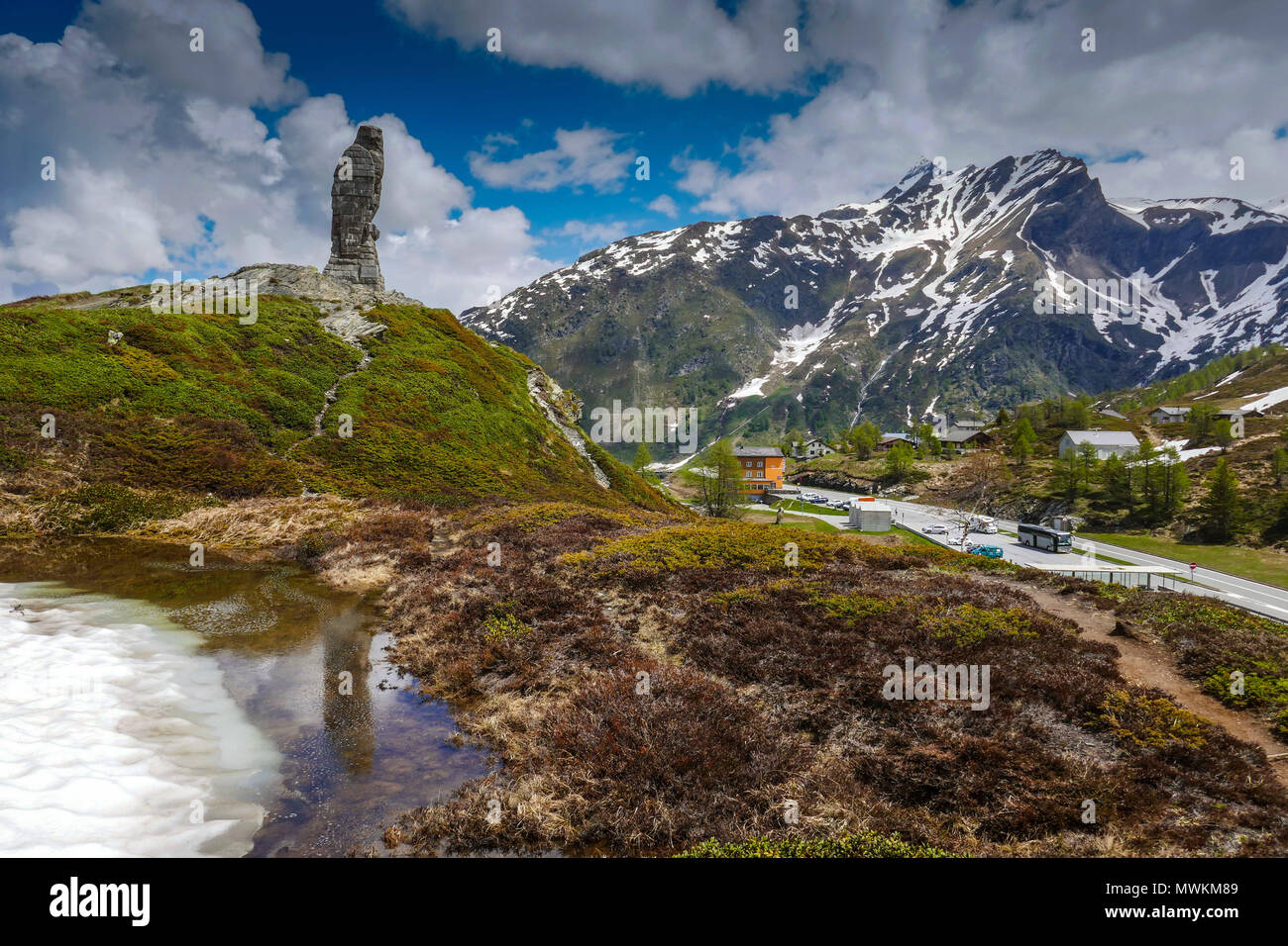 Pietra di granito eagle statua sulla sommità del Passo del Sempione tra Svizzera e Italia Foto Stock