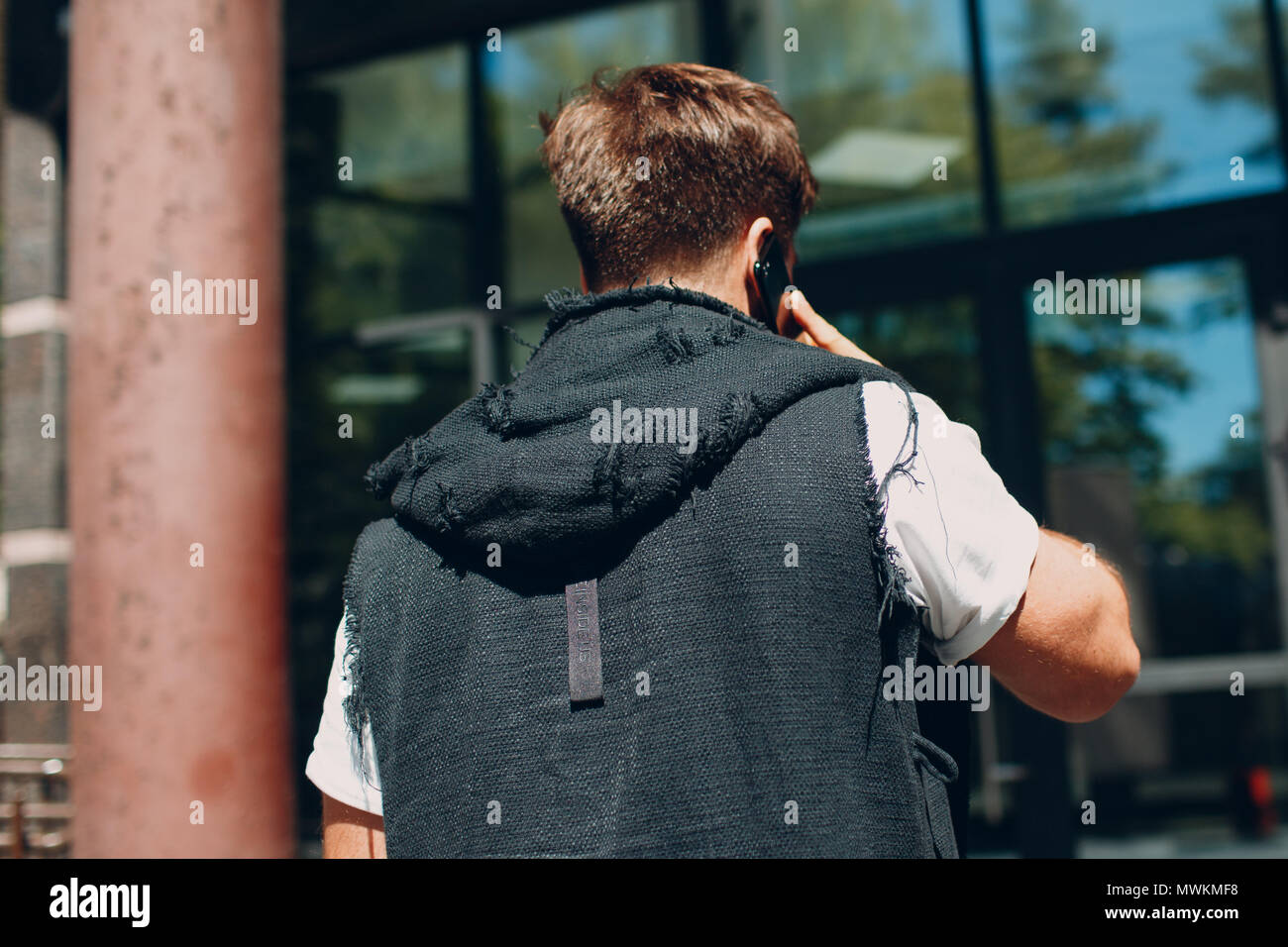 Un uomo sta parlando al telefono Foto Stock