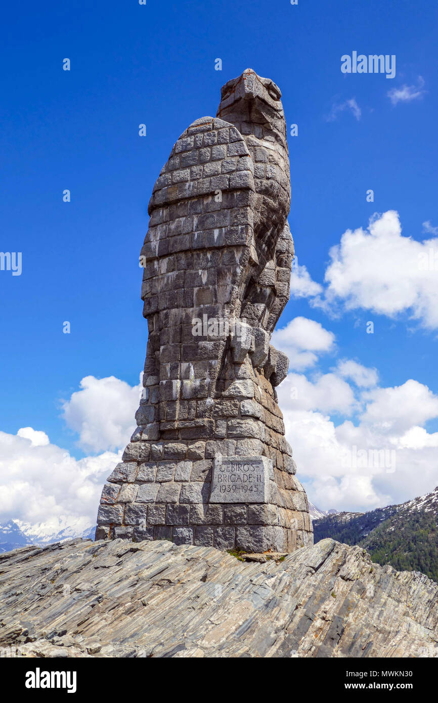 Pietra di granito eagle statua sulla sommità del Passo del Sempione tra Svizzera e Italia Foto Stock