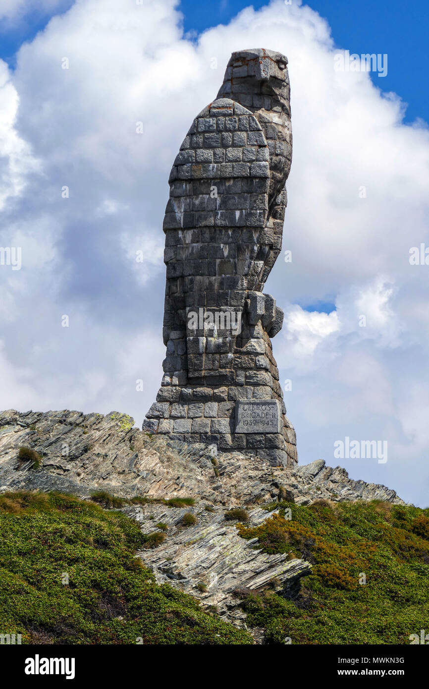 Pietra di granito eagle statua sulla sommità del Passo del Sempione tra Svizzera e Italia Foto Stock