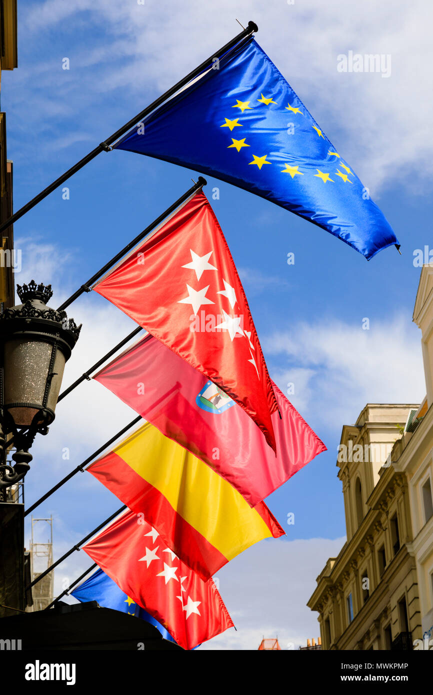 Spagnolo e bandiere europee al di fuori del Hotel Catalonia Puerta del Sol, Atocha, Madrid, Spagna. Maggio 2018 Foto Stock