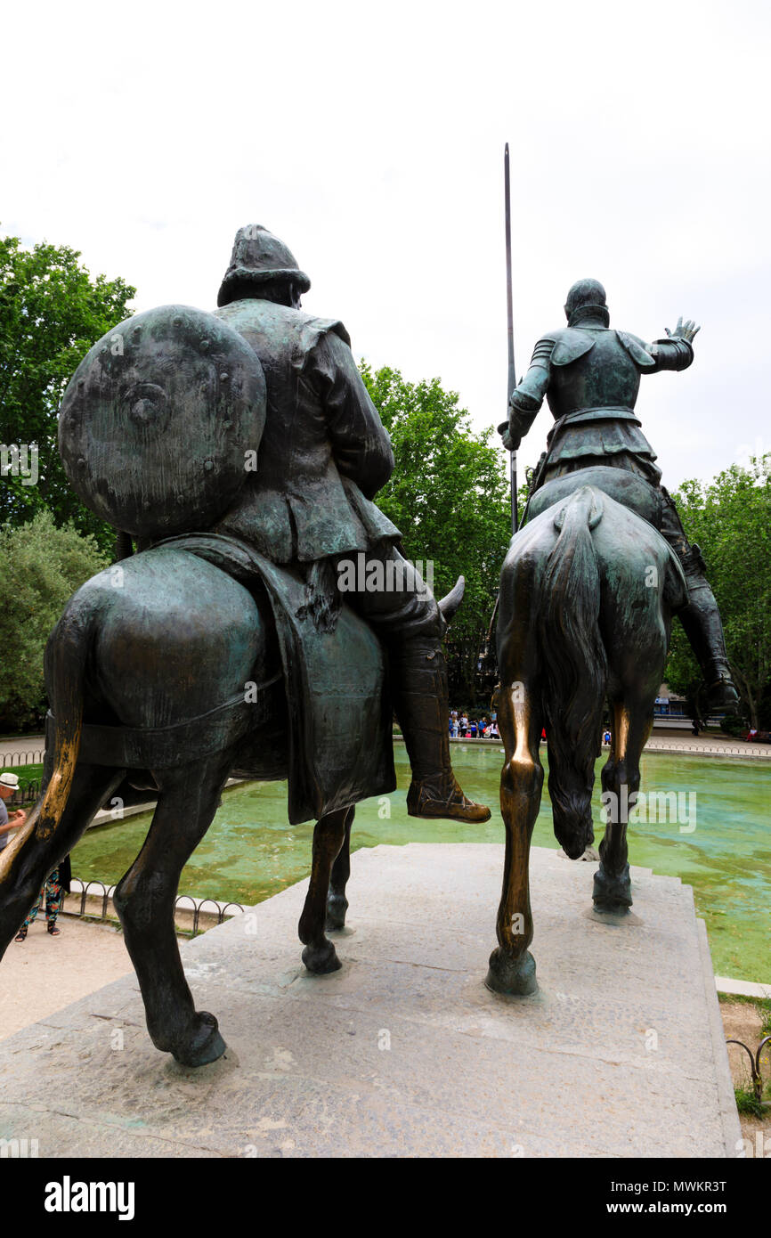 Statue in bronzo di Don Chisciotte e Sancho Panza presso il monumento all'autore di Don Chisciotte, Miguel de Cervantes, Plaza de Espana, Madrid, Spagna. Maggio Foto Stock