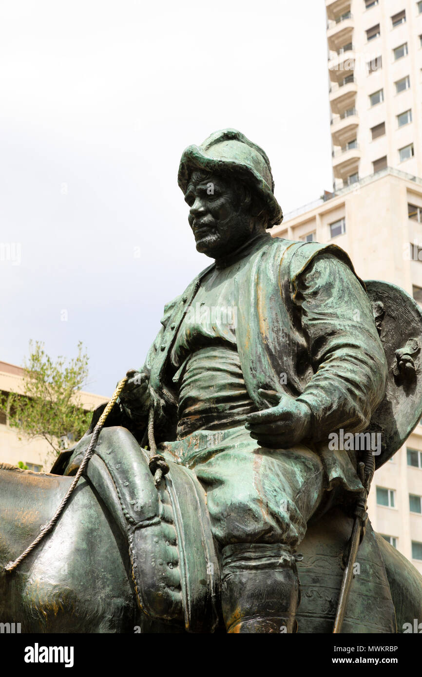 Sancho Panza statua, Monumento all'autore di Don Chisciotte, Miguel de Cervantes, Plaza de Espana, Madrid, Spagna. Maggio 2018 Foto Stock