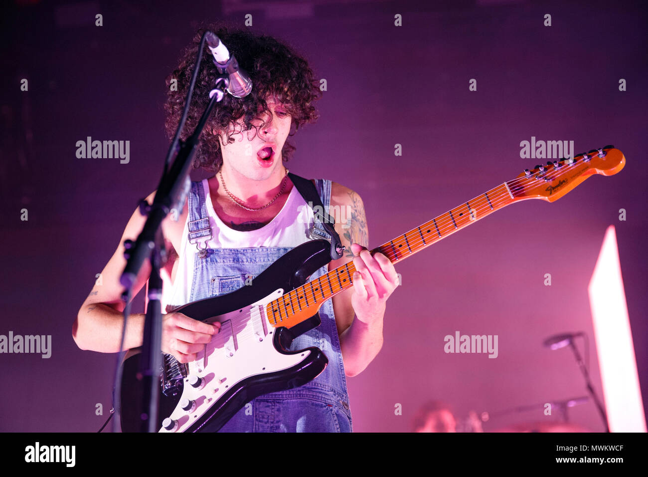 Matteo Healy di indie pop band il 1975 performing live a un sold-out data nel 2015. Matty Healy, Matteo Healy cantante, Matty Healy la 1975, la 1975 in concerto. Foto Stock
