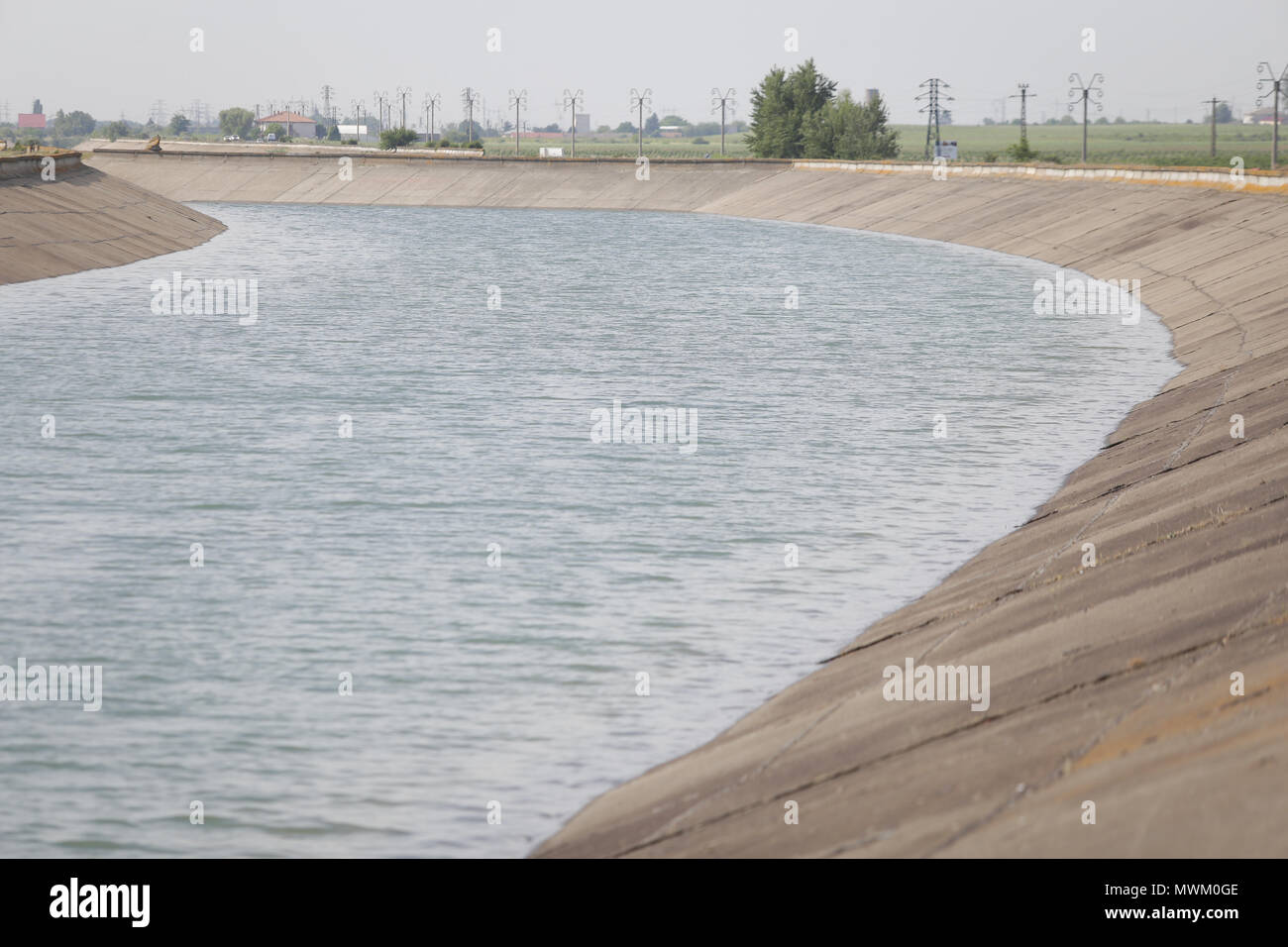 Irrigazione canale artificiale inondati con acqua nei piani della Romania orientale Foto Stock