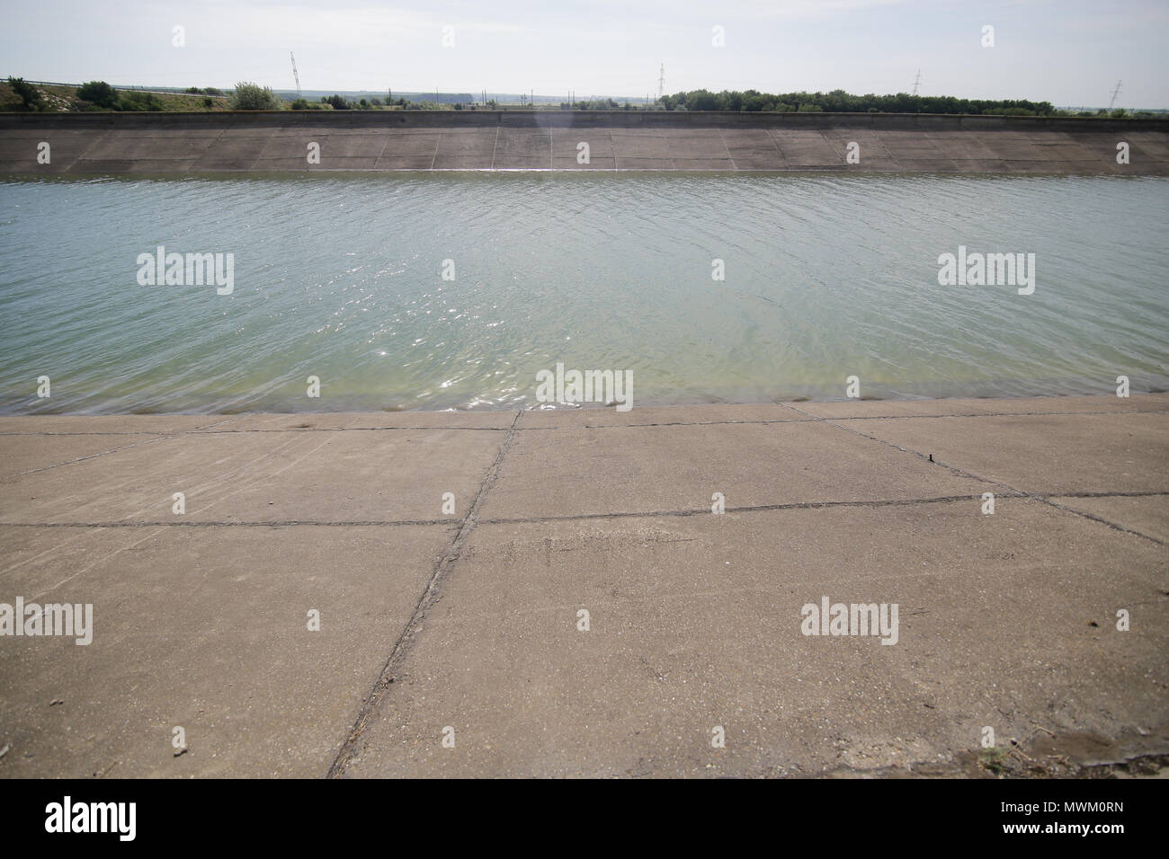 Irrigazione canale artificiale inondati con acqua nei piani della Romania orientale Foto Stock
