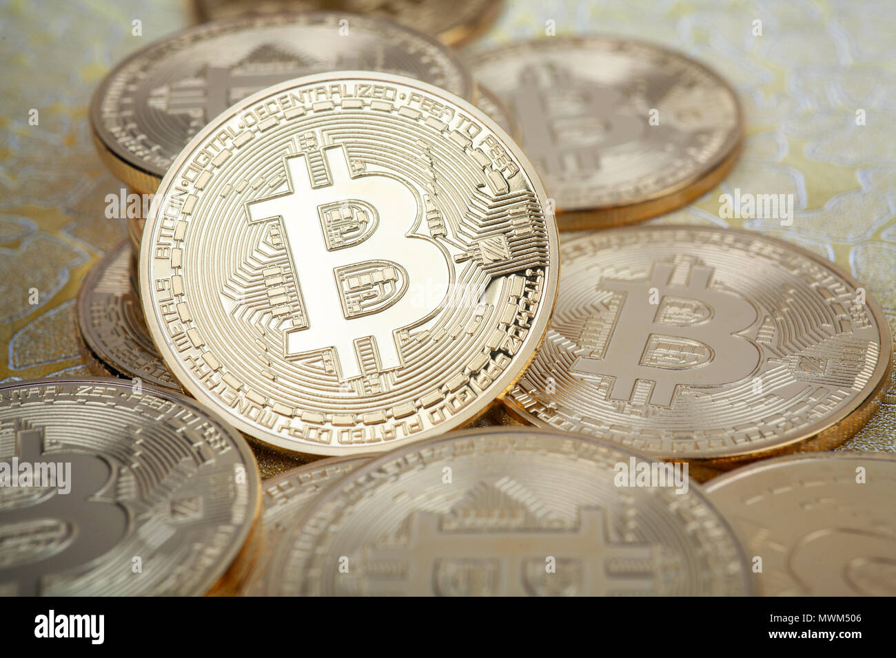 Bitcoin moneta in oro. Concetto Cryptocurrency. Moneta virtuale. Foto Stock