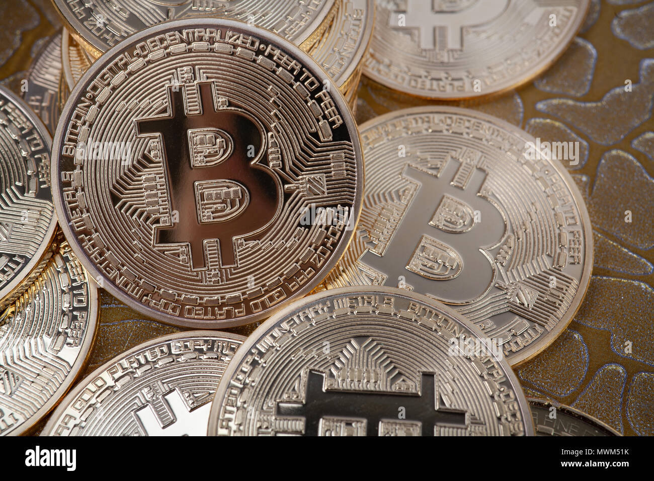 Bitcoin moneta in oro. Concetto Cryptocurrency. Moneta virtuale. Foto Stock