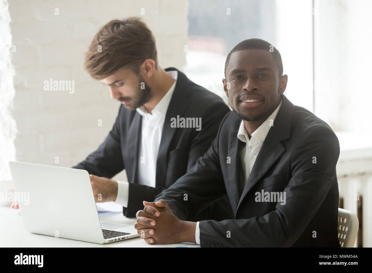 Sorridente African American guardando la fotocamera al business aziendale m Foto Stock