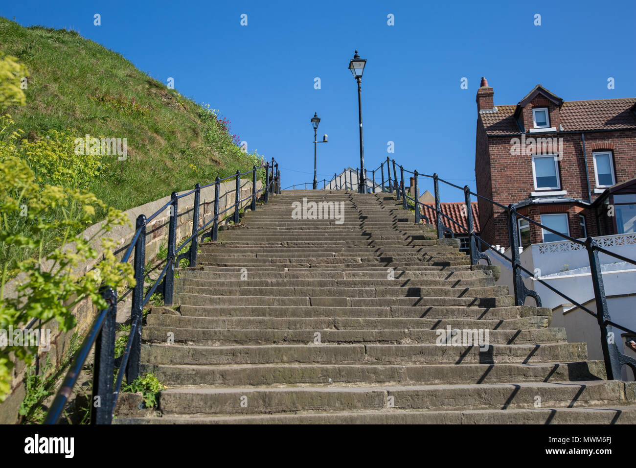 La 199 passi a Whitby che portano fino a Whitby Abbey nello Yorkshire Regno Unito Foto Stock