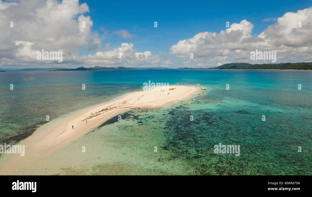 Vista aerea di bella sabbia isola tropicale con spiaggia di sabbia bianca e turisti. La sabbia bianca isola. Seascape: oceano e bellissima spiaggia paradiso. Filippine, Siargao. Concetto di viaggio. Foto Stock