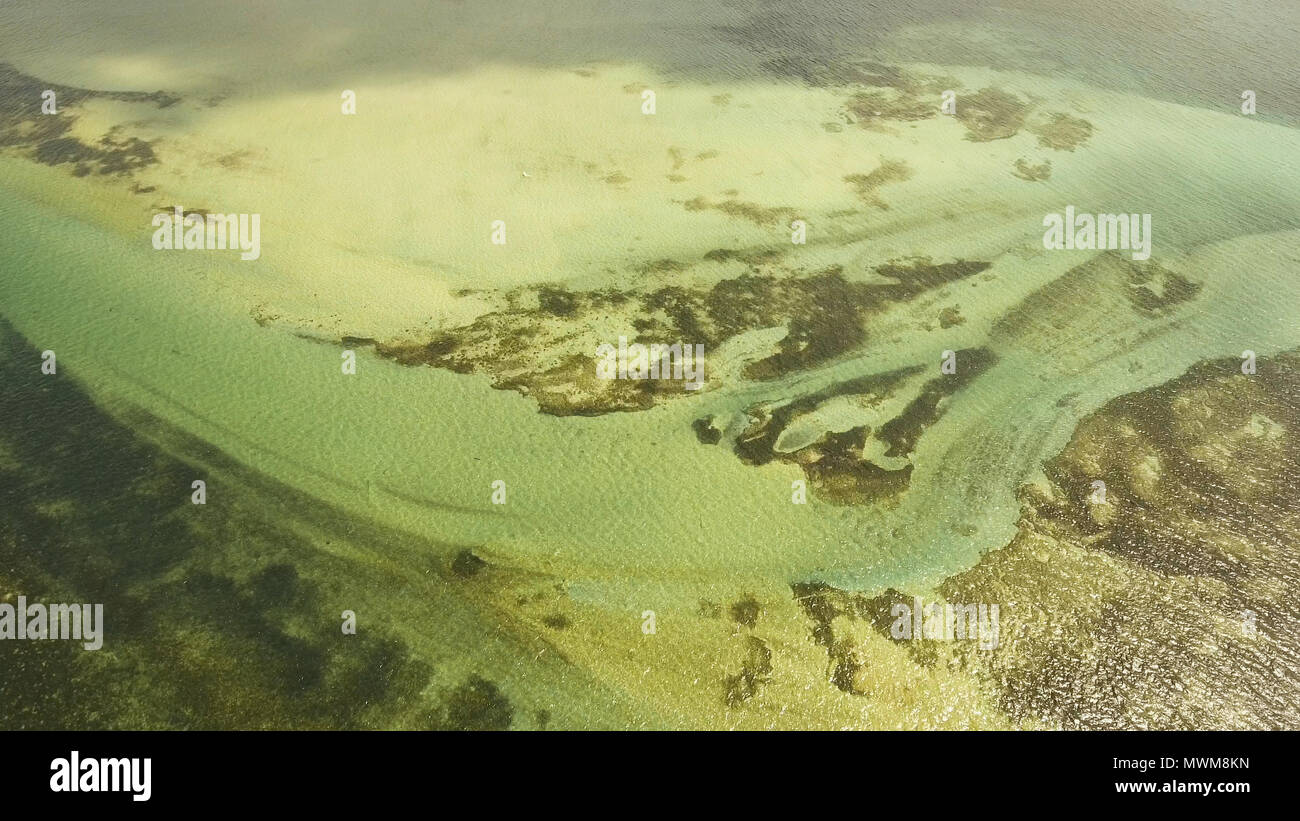 Vista aerea: spiaggia, isola tropicale, Baia Mare e laguna, Siargao. Acque azzurre della laguna. Paesaggio Shore Bay. Video dell'antenna.Seascape Foto Stock