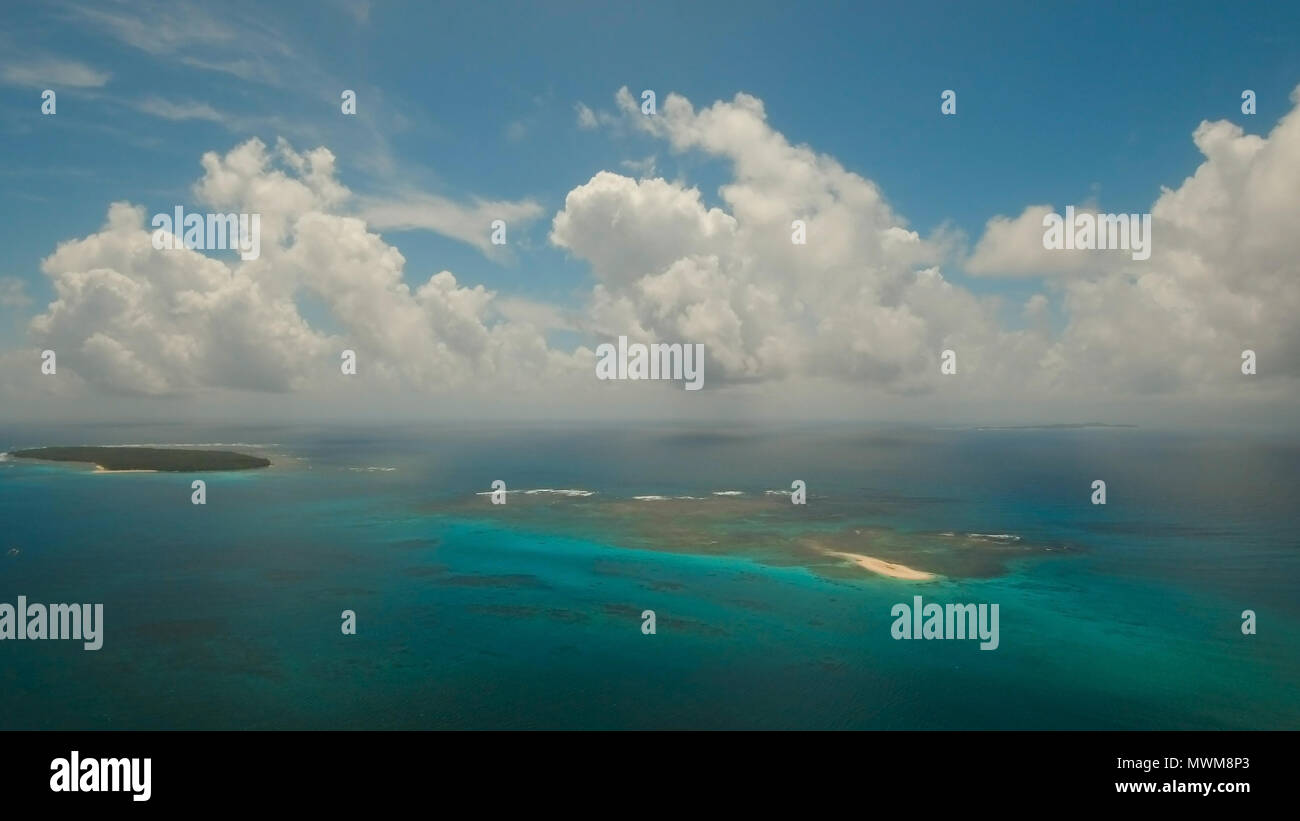 Vista aerea: spiaggia, isola tropicale, Baia Mare e laguna, Siargao. Paesaggio tropicale hill, nuvole e montagne rocce con la foresta pluviale. Acque azzurre della laguna. Paesaggio Shore Bay. Seascape. Concetto di viaggio. Foto Stock