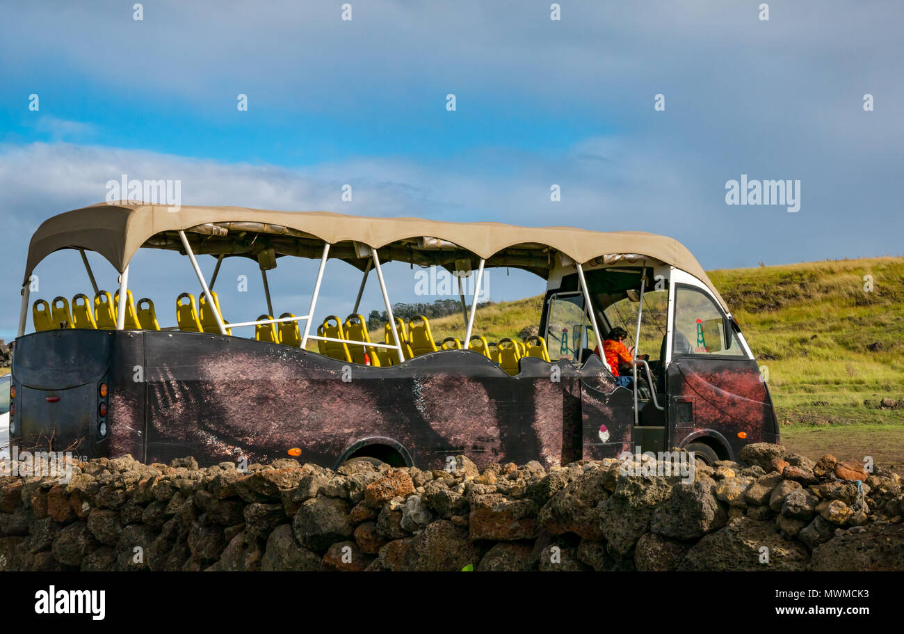 Aprire jungle mimetizzata avventura turistica autobus parcheggiato al visitatore il parco auto con autista in attesa per i turisti, Ahahanga, Isola di Pasqua, Rapa Nui, Cile Foto Stock