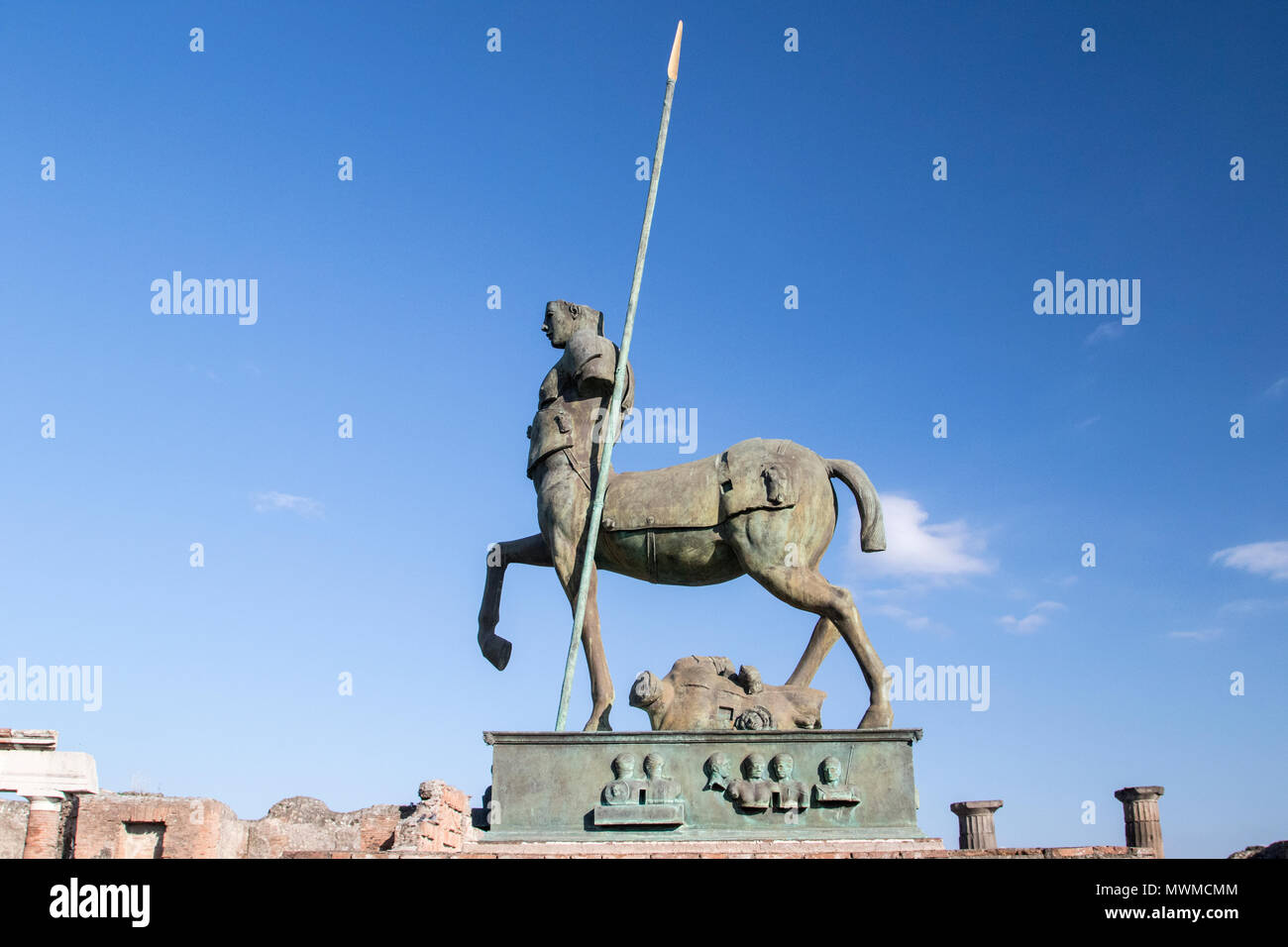 Il centauro statua in rovine romane nei pressi del Monte Vesuvio, Pompei, Italia Foto Stock
