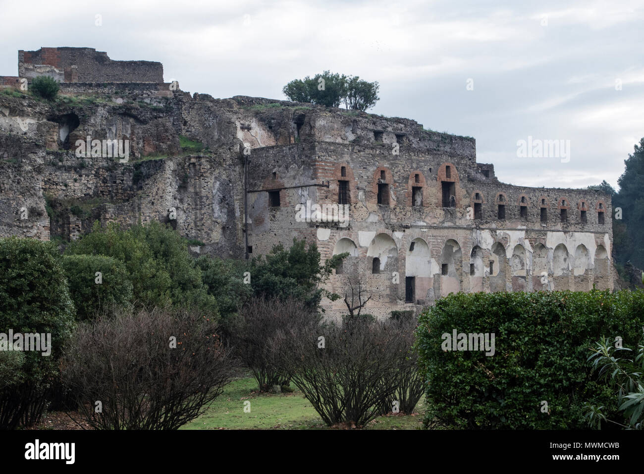 Vista di scavare le rovine romane di Pompei, nei pressi del Monte Vesuvio, Italia Foto Stock