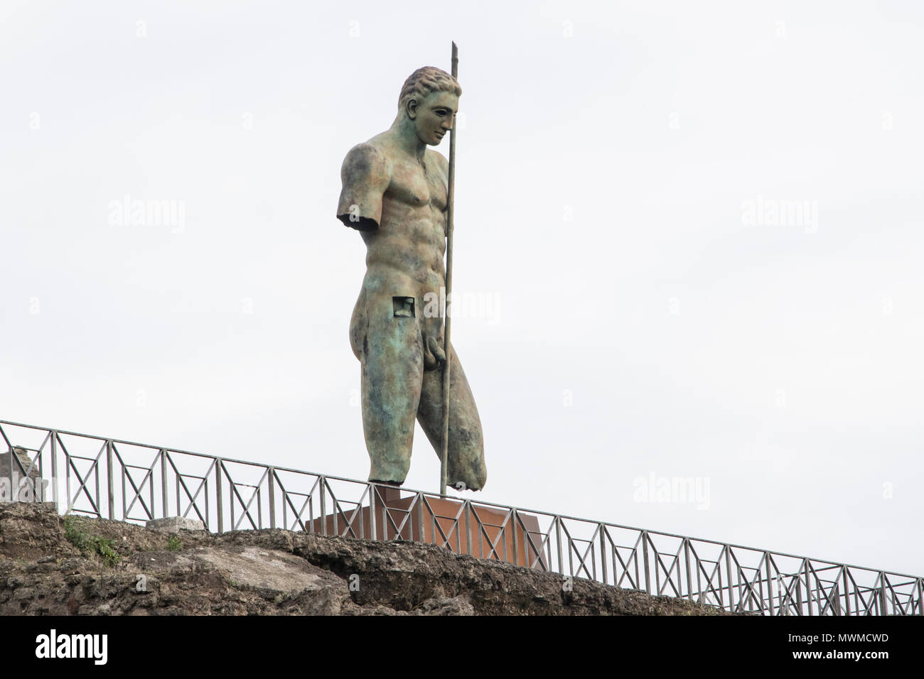Statua in rovine romane nei pressi del Monte Vesuvio, Pompei, Italia Foto Stock