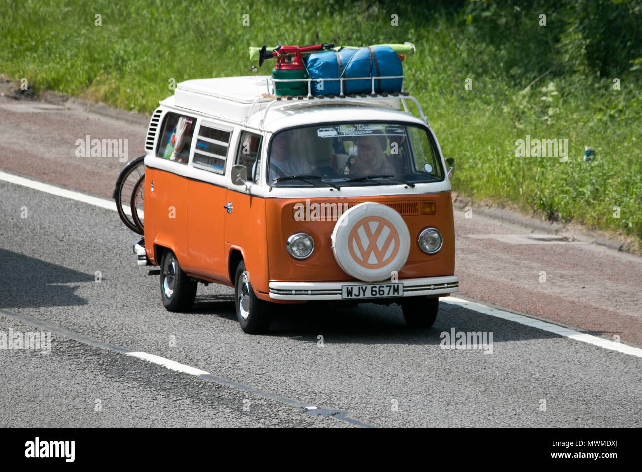 VW Transporter volkswagen camper van guida su autostrada vicino a Preston nel Lancashire. Foto Stock