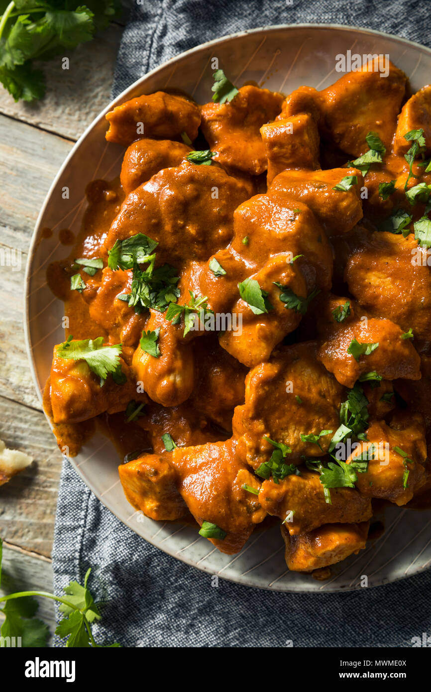 In casa il pollo Tikka Masala con riso e pane Naan Foto Stock