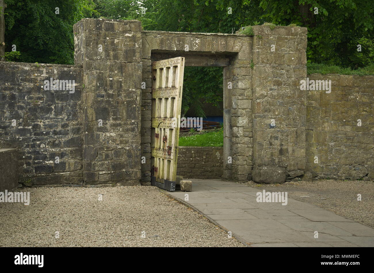 Un gateway fortificato al castello di Bunratty in Clare Foto Stock