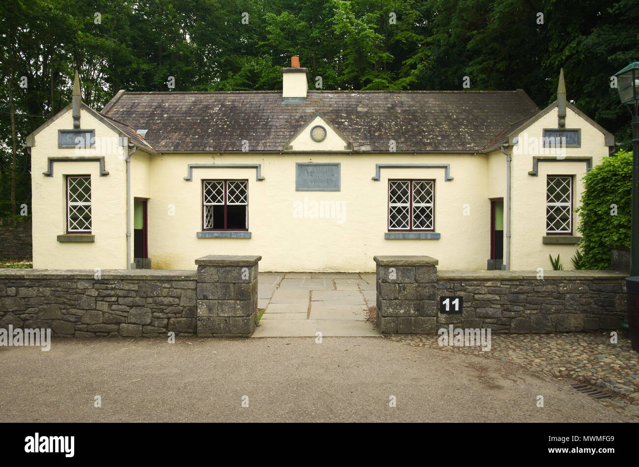 Il vecchio edificio scolastico in Bunratty Clare Irlanda Foto Stock