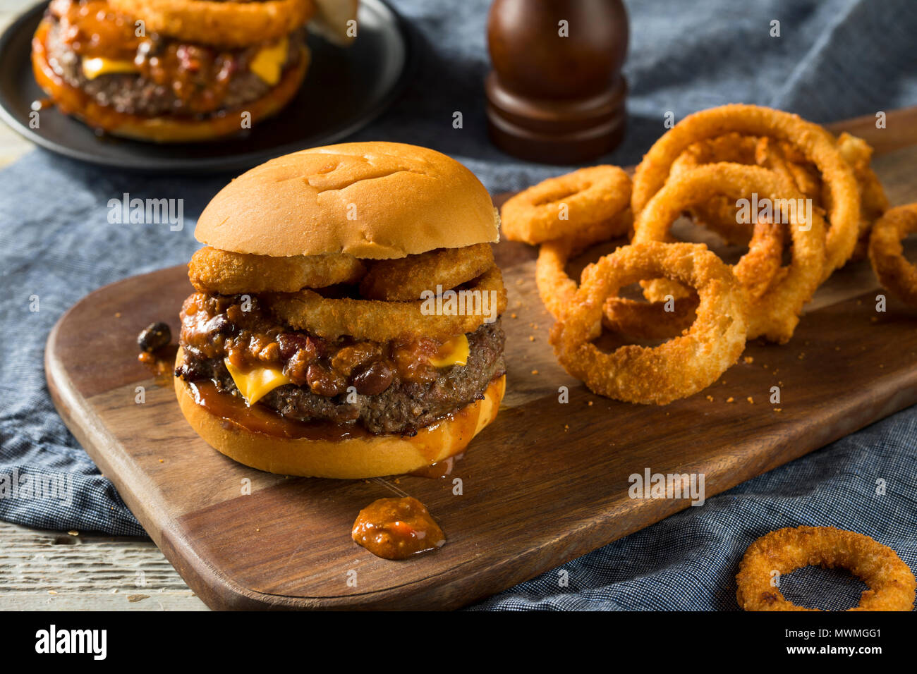 In casa Barbecue Chili Cheeseburger con anelli di cipolla Foto Stock