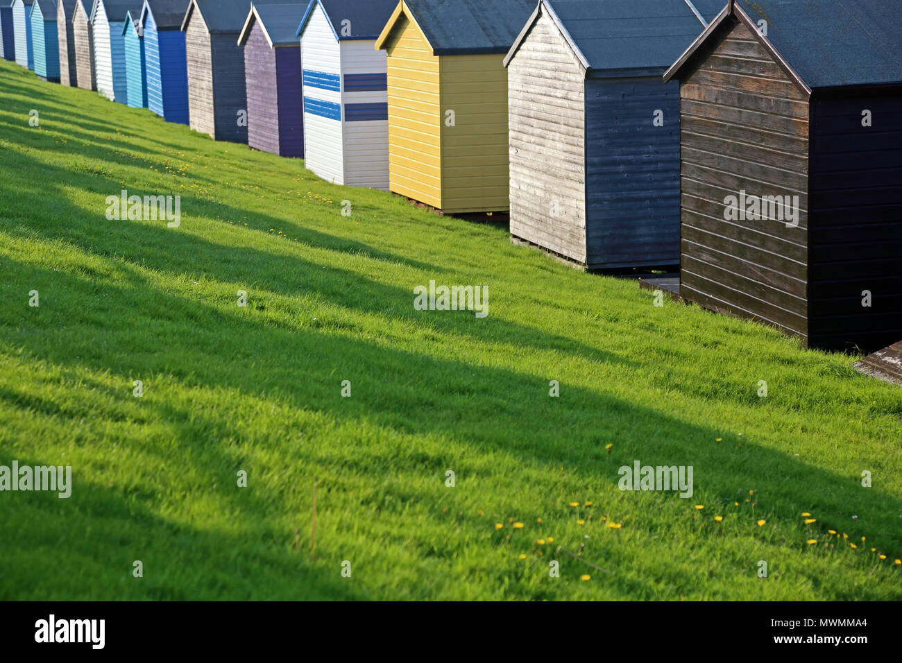 Pittoresca spiaggia di capanne su pendii Tankerton, Whitstable Kent, Regno Unito. Foto Stock