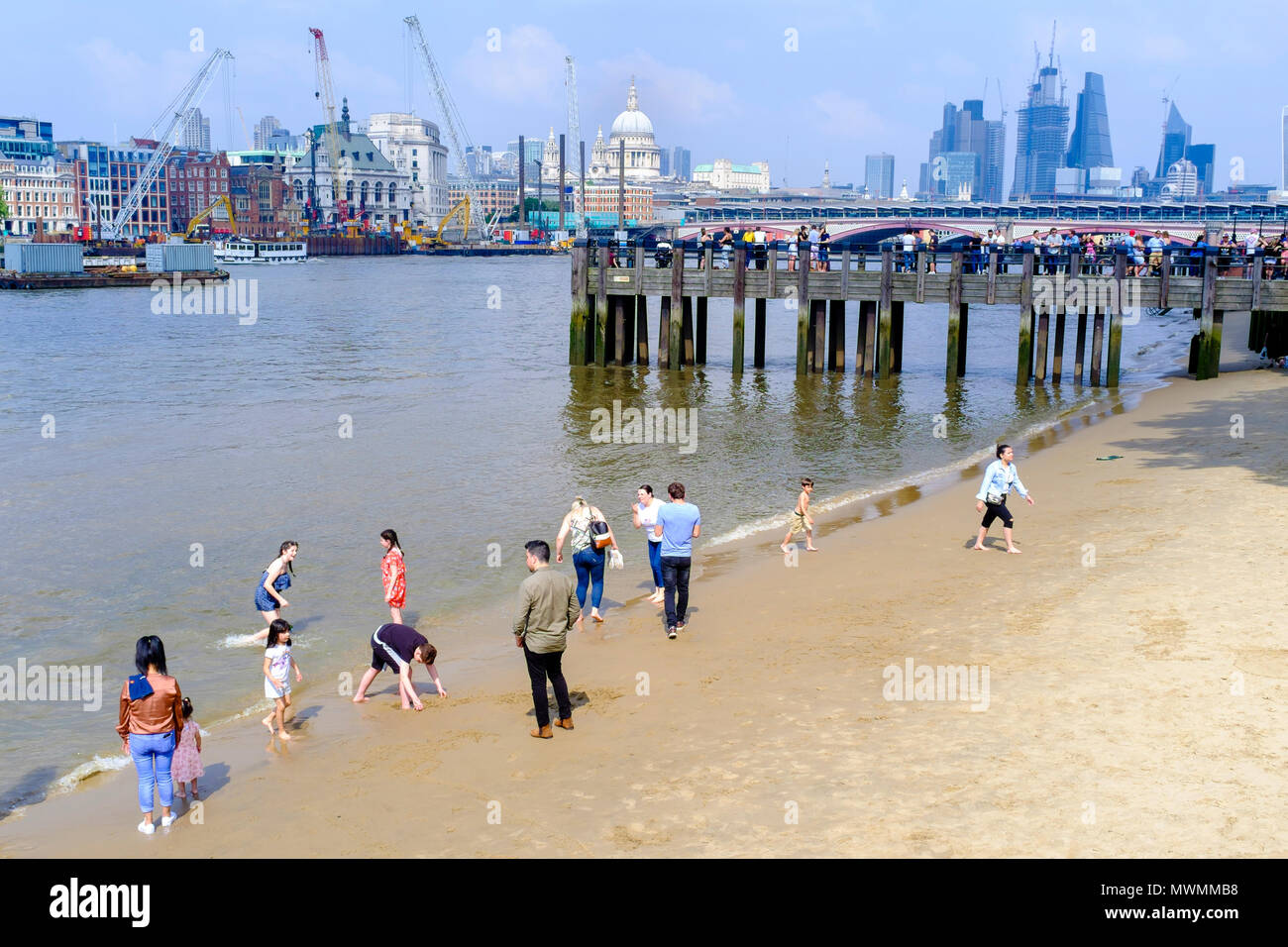 Le persone che si godono la spiaggia di sabbia di fiume Tamigi foreshore con la bassa marea. Foto Stock