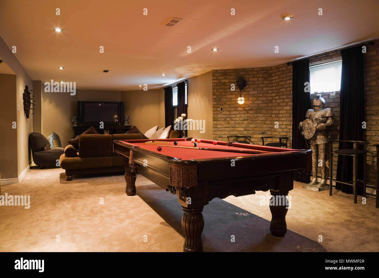 Sala giochi con tavolo da biliardo nel seminterrato di un lussuoso hotel in  stile cottage casa residenziale Foto stock - Alamy