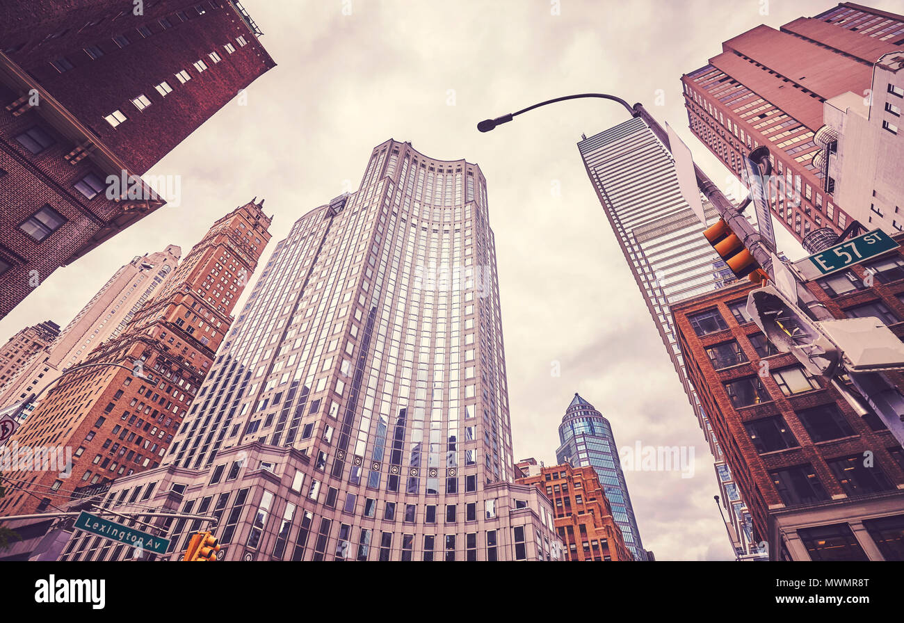 Rétro in stile cinematografico immagine di grattacieli in Lexington Avenue a New York City, Stati Uniti d'America. Foto Stock