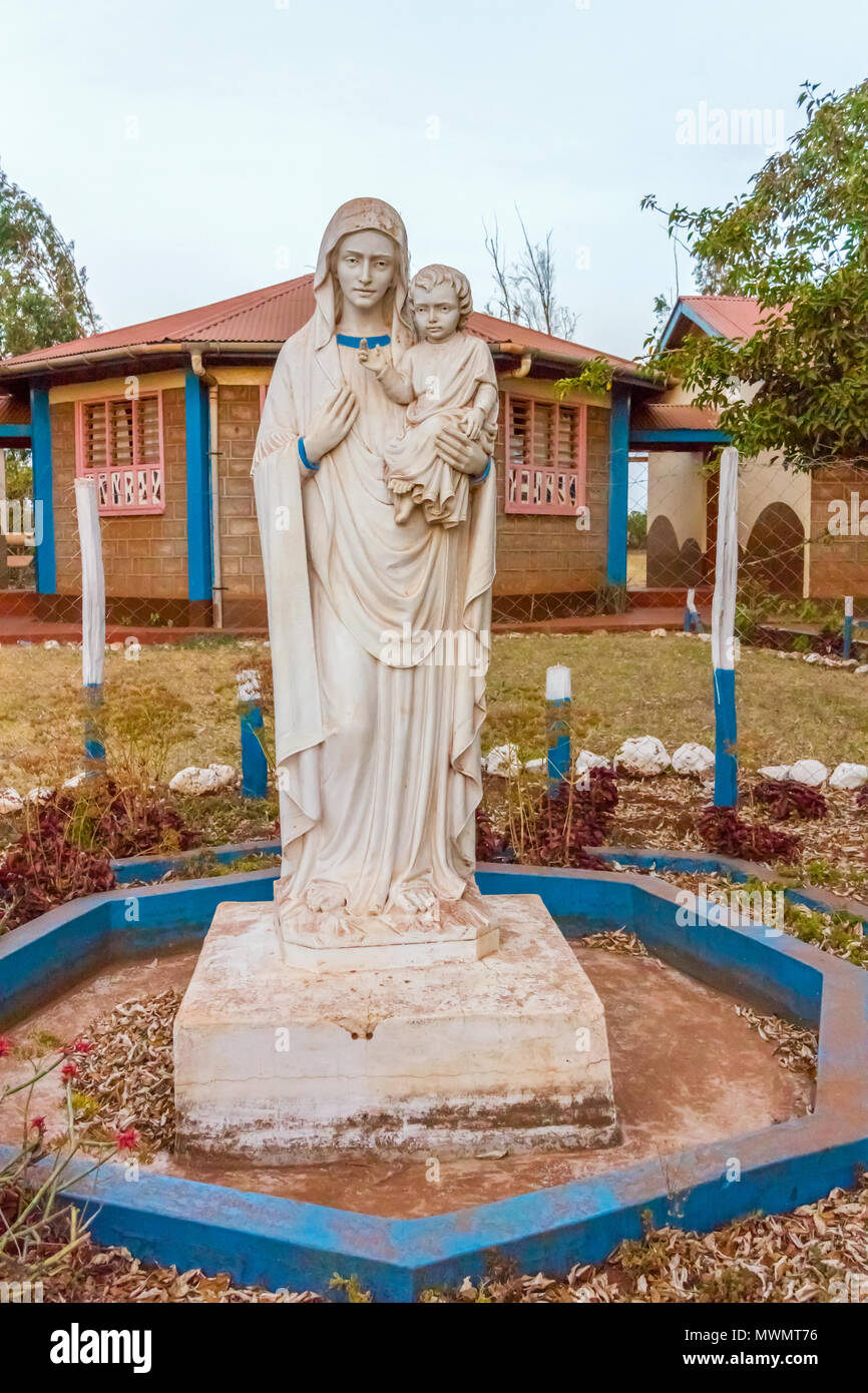La statua della Madonna con il bambino nel Centro pastorale cattolico in Kenya Marsabit Foto Stock
