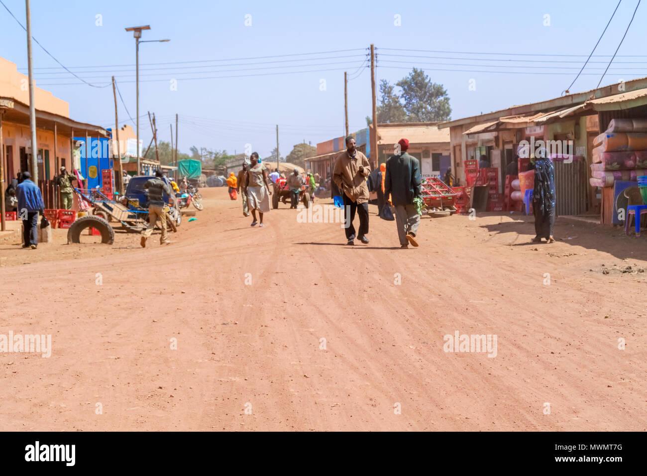 Marsabit, Kenya - Marzo 2, 2015: gente che cammina sulla strada principale di Marsabit, Kenya. Foto Stock